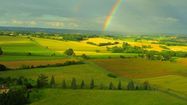 Une vue de la campagne gersoise avec un arc en ciel